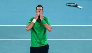 记者：王刚伤情比想象中好，侯森缝了20多针坐火车返京